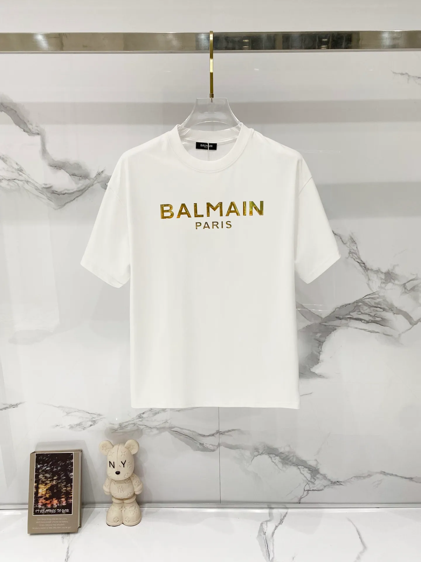 BALMAIN/Balmain - pure cotton gram round neck T-shirt with bronzing colorful letters LOGO printed logo on the chest. Pure quality original fabric 100% cotton. Versatile fashion. Light luxury trend. Tag. Collar label. Washing. Complete with three labels. Size: XS-L. Color: Black.White.Khaki.